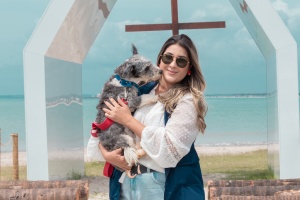 Cuidado com a saúde e bem-estar dos animais que participam da Feira de Adoção tem sido acompanhado pela coordenadora do GGI-CA Macella Soares. Foto: Victor Vercant/Ascom SMS