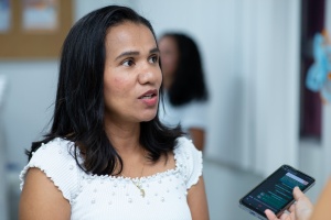 Patrícia cuida de quatro filhos sozinha, três deles são autistas. Foto: Juliete Santos / Secom Maceió