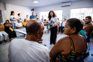 A diretora técnica do Laboratório de Inovação Urbana, Eduarda Leite, explica as dinâmicas da oficina aos participantes. Foto: Diogo Canuto/Secom Maceió.