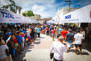 Centenas de pessoas compareceram ao Mutirão Pop Rua Jud. Foto: Jonathan Lins/ Secom Maceió