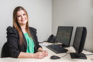Ríssia Rodrigues, secretária adjunta da Semtabes, explica que Secretaria  fará um cadastro dos comerciantes (Foto: Gabriel Moreira/Secom Maceió)