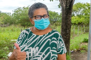 Maria da Glória afirma que limpeza abriu espaço na calçada para os pedestres / Foto: Gabriel Moreira