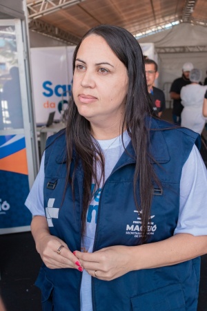 Secretária-adjunta de Gestão em Saúde, Roberta Borges, acompanha os trabalhos no Jacintinho. Foto: Victor Vercant/Ascom SMS