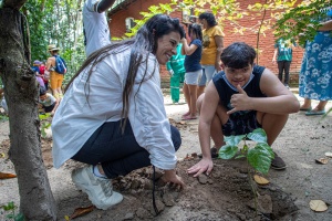 Coordenadora participou do plantio de mudas. Foto: Célio Júnior/Secom Maceió