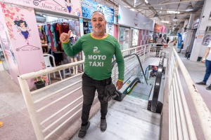 Edésio tem dificuldade na locomoção e acredita que mais acessibilidade no local ajuda (Foto: Itawi Albuquerque/Secom Maceió)
