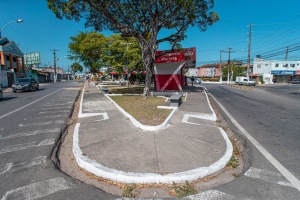 Piso da calçada vai ser corrigido para receber pintura artística. Foto: Célio Júnior/Secom Maceió