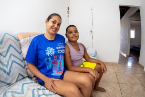 Ednilza e o filho Arthur Gabriel estão animados com a conquista. Foto: Itawi Albuquerque/Secom Maceió