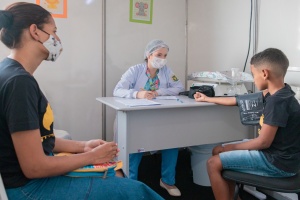 Assistência em saúde é levada até comunidades em vulnerabilidade social. Foto: Victor Vercant/Ascom SMS