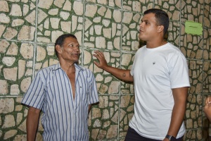 Morador conta que a grota ganhou mais vida com a ampliação da iluminação pública. Foto: Marcos Silva / Ascom Sima