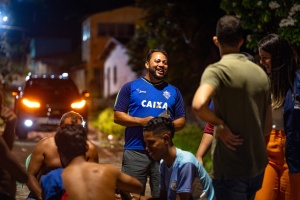Comunidade aproveita iluminação em LED para aproveitar os momentos de lazer. Foto: Gabriel Stewart