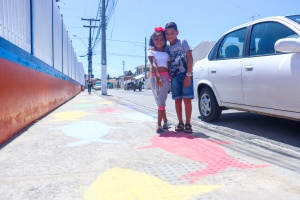 Irmãos Raphael e Raphaelly mostram seu desenho na calçada da escola. Foto: Pedro Farias (estagiário)/Ascom Semed