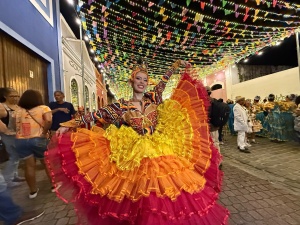 Wellen Louise, dançarina da Junina Dona Zabumba e do grupo de Coco de Roda Los Coquitos, celebrou o reconhecimento dos grupos culturais durante o período junino. Foto: Ascom FMAC