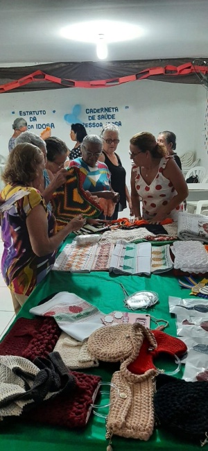 As participantes fazem trabalhos artesanais. Foto: Cras Dom Adelmo Machado.