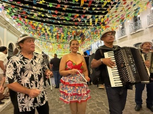 Soleana, cantora da banda Sol Brilhando no Forró, celebrou a abertura do São João Raiz e destacou a importância do incentivo aos artistas locais. Foto: Ascom FMAC