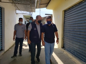 Secretários, Carlos Ronalsa e Ronaldo Targino, vistoriam mercado do Benedito Bentes. Foto:Ascom Semtabes