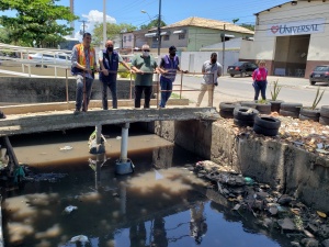 Equipe da Semtabes, Seminfra e Sudes visitaram o Canal do Carvão para avaliar situação (Foto: Ascom Semtabes)