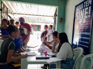 A jovem Jaciele, 19 anos, confirmou uma entrevista de emprego durante o Sine Itinerante. Foto: Tatiane Gomes / Ascom Semtabes