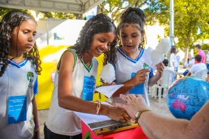 A programação contou com oficina de libras, escultura com biscuit e massa de modelar, dinâmicas de braille e exposição de caricaturas. Foto: Natália Luiza
