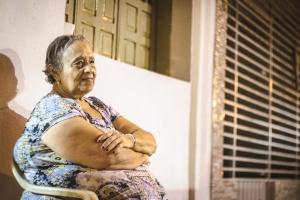Maria Lúcia mantém o hábito de conversar com os vizinhos à noite na calçada de casa. Foto: Matheus Alves/Ascom Sima