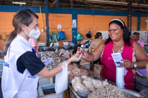 Os permissionários receberam com alegria os serviços do dia D do combate a Leptospirose. Foto: Juliete Santos/Secom Maceió