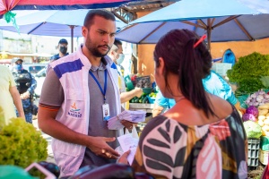 A vigilância Sanitária distribuiu panfletos e hipoclorito de sòdio para auxiliar na higienização dos alimentos. Foto: Juliete Santos/Secom Maceió