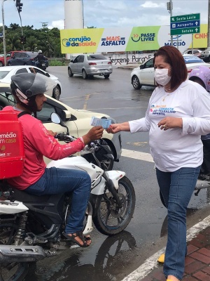 Ação contou com distribuição de panfletos informativos sobre o trabalho infantil (Foto: PETI)