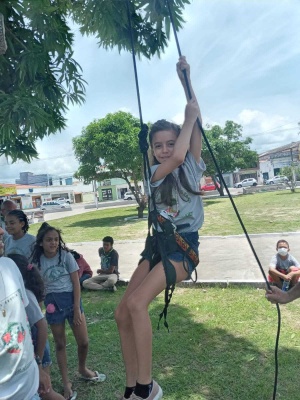 Garotada teve noções de como fazer rapel na Praça da Faculdade. (Foto: Cras Dom Adelmo)