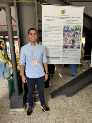 Participante expõe banner durante o evento. Foto: Ascom Alurb