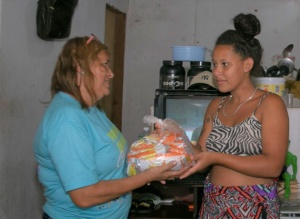 Sthefane recebe acompanhamento da visitadora Eleusa Barros, do Programa Primeira Infância Cidadã. Foto: Allan César / Secom Maceió