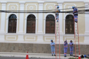 As equipes técnicas atuam de forma especializada, seguindo todas as normas de segurança e organizando a rede ativa em um único filamento: Foto Neno Canuto/Secom Maceió