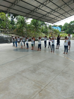 Alunos participam de exercícios de alongamentos e recreação. (Foto: Luiz Felipe Pimentel (estagiário)/Ascom Semas)