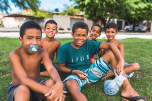 Mardoqueu (esquerda), o primo Andriel (camisa verde) e os amigos aproveitam novo espaço. Foto: Gabriel Moreira/Secom Maceió