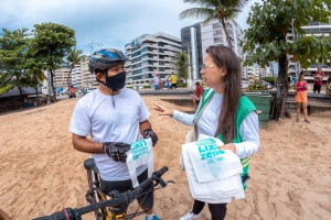 Kedyna Tavares orienta ciclista que passava no local. Foto: Itawi Albuquerque/Secom Maceió