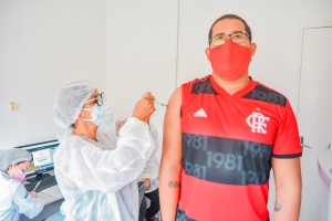 Emannoel dos Santos tomou dose de reforço contra a Covid-19. Foto: Bruno Wesley/Ascom SMS