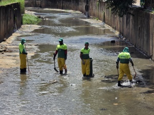 O serviço de limpeza é constante nos canais do riacho. Foto: Beto Macário/Secom Maceió
