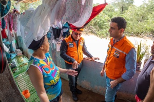 Prefeito JHC ouve os relatos dos moradores sobre as chuvas que estão causando danos em Riacho Doce. Foto: Itawi Albuquerque / Secom Maceió
