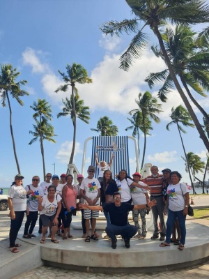Grupo conheceu e tirou fotos na cadeira gigante da Ponta Verde. Foto: Cras Santos Dumont