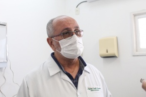 Dermatologista Apolônio Carvalho Nascimento, responsável pela capacitação e coordenação dos profissionais na prática. Foto: Rodrigo Carlos / Ascom SMS