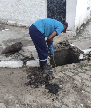 Galeria de água pluvial sendo limpa manualmente. Foto: Ascom Seminfra
