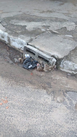 Galeria obstruída com lixo descartado irregularmente. Foto: Ascom Seminfra