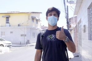 Fábio Oliveira, também morador da Santana do Ipanema, disse que a chegada do asfalto traz mais valorização para a sua casa. Foto: Wilma Andrada/Ascom Seminfra