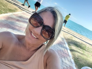 Nazaré agora aproveita os momentos de lazer para passear e caminhar na orla de Maceió. / Foto: cortesia.