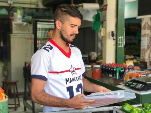 Feirante, Willian Almeida, recebeu orientação das profissionais de saúde. Foto: Ascom SMS