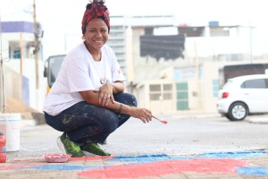 A artista visual, Joyce Nobre, coordenou a ação em uma das escolas. Foto: Ascom Semed