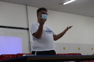 O artista visual, Pedro Lucena, coordenou a ação na Escola Nosso Lar. Foto: Ascom Semed