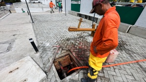 Operação Línguas Suja flagra despejo irregular de esgoto em prédio na Jatiúca.  Foto: Gabryel Andrade/Ascom Seminfra