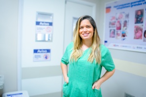 Dra. Camila Vasconcelos, pediatra da UTI neonatal do Hospital da Cidade, reforça a importância da vacinação contra a poliomielite. Foto: David Silas/Ascom Maceió Saúde