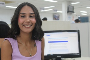 No Atendimento ao Contribuinte, Mickaelly Correia ajuda os cidadãos que chegam até a Secretaria. Foto: Guilherme Honório