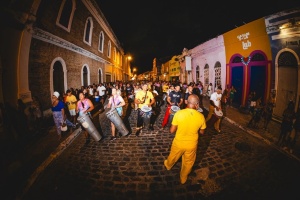Entre palco e cortejos, o Jaraguá reuniu dezenas de artistas da cidade, valorizando quem faz cultura o ano inteiro. Foto: Jonathan Lins/Secom Maceió