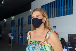Diretora de escola, Roxana Araújo, reconhece importância do café da manhã para alunos. Foto: Julita Bittencourt (estagiária)/Ascom Semed